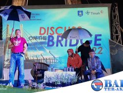 Meskipun Diguyur Hujan Deras, Pj Gubernur Babel dan Dirut PT Timah Tbk tetap Mengisi Acara Discuss On The Bridge 2022