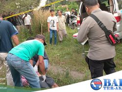 Polsek Jebus Polres Bangka Barat Olah TKP Penemuan Mayat Pria Di Pinggir Jalan