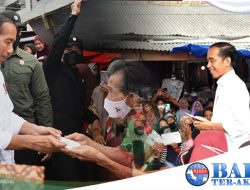 Presiden Jokowi menyerahkan bantuan modal kerja (BMK) kepada pedagang kaki lima (PKL) di Pasar Toboali