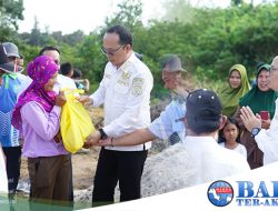 Quick Response !!! Bupati Bateng Salurkan Bantuan ke Korban Kebakaran di Tanjung Berikat