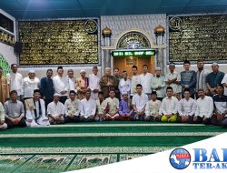 Safari Ramadhan di Masjid Al Barokah, Bupati Babar Bersilaturahmi dan Bagikan Bingkisan ke Warga Setempat