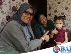 Direktur SDM PT Timah Tbk Serahkan Kursi Roda untuk Reva dan Halimah