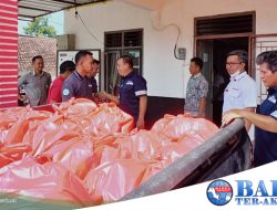 PT Timah Salurkan 60 Paket Sembako ke Korban Puting Beliung Desa Jeriji