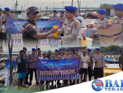 Sat Polairud Polres Babar Bagi Takjil di Pelabuhan Limbung, Iptu Sugiyanto: “Semoga Menjadi Berkah dan Bermanfaat”