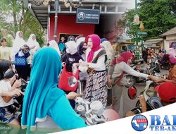 Ketua Bunda PAUD Bagikan 800 Takjil ke Masyarakat Toboali