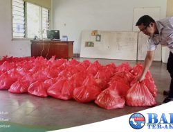 Karyawan PT Timah Tbk Berbagi Paket Sembako, Libatkan Mitra Binaan untuk Gerakkan Ekonomi Masyarakat