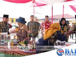 Tinjau Bazar UMKM, PJ Gubernur Suganda: Semoga Bisa Membantu Masyarakat Jelang Hari Raya