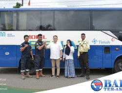 Meski Diguyur Hujan, Ratusan Warga Desa Puput Antusias Sambut Mobil Sehat PT Timah