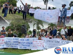 Puluhan Emak-emak Unjuk Rasa, Tuntut Hak Pendidikan Anak