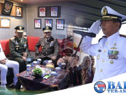 Hadiri Upacara Tabur Bunga di Atas KRI Kalmanau, Suganda: Kita Tidak Boleh Melupakan Sejarah dan Pengorbanan Pahlawan Indonesia.