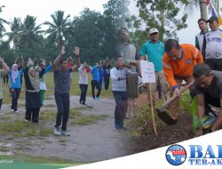 Pj Gubernur Babel Kibarkan Bendera Merah Putih Bersama Warga Bintet, Wujud Kecintaan Tanah Air