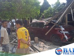 Diduga Pecah Ban, Mobil Daihatsu Terios Tabrak Bengkel di Muntok