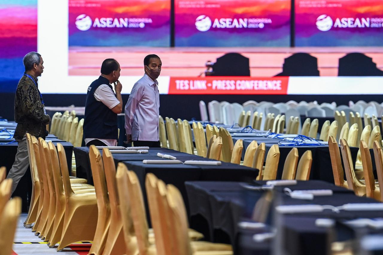 Caption Foto: Presiden Joko Widodo (kanan) didampingi Menteri Komunikasi dan Informatika Budi Arie Setiadi (tengah) dan Dirjen Informasi dan Komunikasi Publik (IKP) Kominfo Usman Kansong (kiri) meninjau media center KTT ke-43 ASEAN 2023 di Jakarta Convention Center, Jakarta, Jumat (1/9/2023). ANTARA FOTO/MEDIA CENTER KTT ASEAN 2023/M Agung Rajasa/pras.