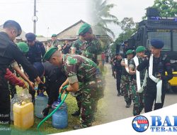 Sat Brimob Polda Babel bersama Yonif 147 KGJ Bagikan Air Bersih ke Warga