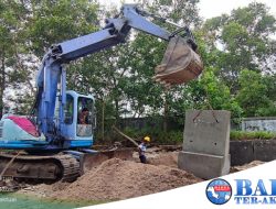 PT Timah Tbk Pasang Penahan Abrasi di Pantai Padang Kundur