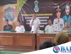 Walikota Molen Bagikan Ribuan Beras Bantuan Kepada Warga di Kecamatan Pangkal Balam