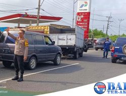 Kapolres Bangka Berikan Arahan Kepada Pembeli BBM Solar yang Sedang Antri di SPBU Kenanga