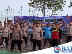 Jaga Kelestarian Lingkungan, Polres Bangka Selatan Tanam Pohon Mangrove di Desa Tukak