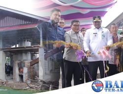 Peresmian Pabrik Penyulingan Minyak Atsiri, Pj Gubernur Safrizal Bantu Packing Produk