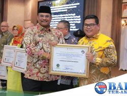 Pj Gubernur Safrizal Serahkan Anugerah Predikat Penilaian Kepatuhan Penyelenggaraan Pelayanan Publik