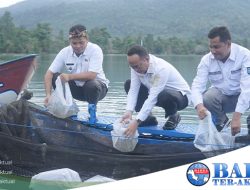 Tebarkan 2.000 Bibit Ikan Nila di Danau Pading, Bupati Algafry: Tingkatkan Produksi Perikanan