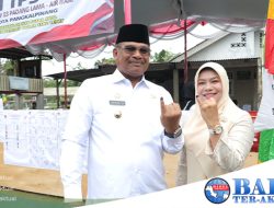 Gunakan Hak Pilih, Pj Gubernur Safrizal bersama Istri Nyoblos di TPS 17 Padanglama