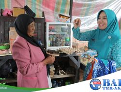 Kunjungi Kerajinan Batik Telinsing, Safriati: Libatkan Remaja untuk Memasarkan Produk Desa