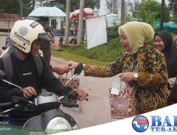 Berkah Ramadan, Kejari Bateng Bagikan Ratusan Takjil ke Pengguna Jalan