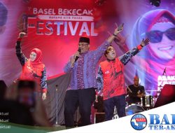 Ribuan Penonton Bersemangat Saat Pj Gubernur Safrizal Nyanyikan Lagu Bento di Acara Puncak Basel Bekecak