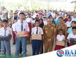 Pemkab Bangka Tengah Salurkan Ratusan Paket Alat Sekolah